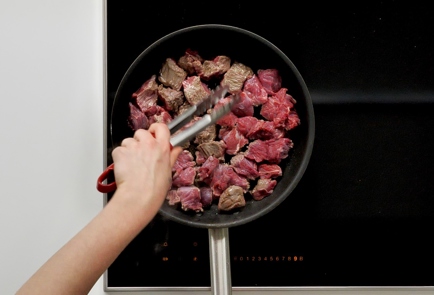 Гуляш из свинины и говядины (вместе) с подливкой — рецепт с фото пошагово
