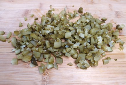 Фото шага рецепта Начинка для тарталеток с солеными огурцами и шпротами 190894 шаг 2  