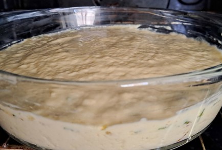 Фото шага рецепта Наливной пирог на кефире с яйцом сыром и зеленью 186596 шаг 18  