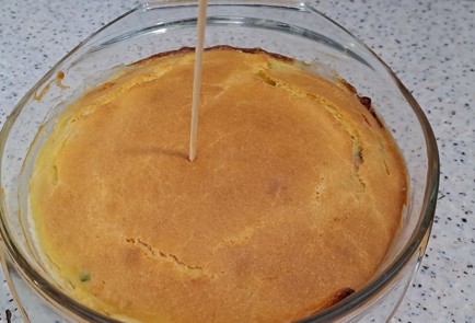 Фото шага рецепта Наливной пирог на кефире с яйцом сыром и зеленью 186596 шаг 19  