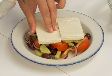 Фото шага рецепта Настоящий греческий салат 30893 шаг 8  