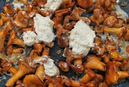 Фото шага рецепта Нежные сливочносырные лисички с вялеными томатами 152647 шаг 9  