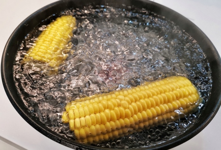Фото шага рецепта Нежная кукуруза варенная в сливочном масле 151348 шаг 5  
