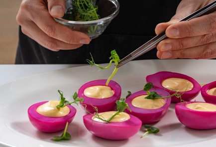 Фото шага рецепта Нежные фаршированные яйца с трюфельным маслом 175399 шаг 9  