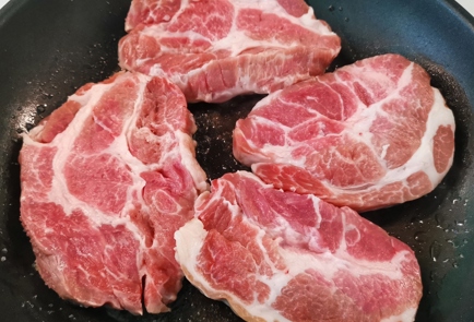Фото шага рецепта Нежный стейк из свиной шеи 174868 шаг 3  