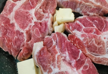 Фото шага рецепта Нежный стейк из свиной шеи 174868 шаг 6  