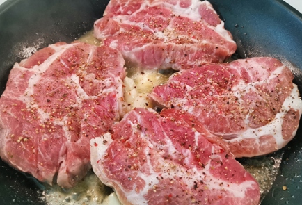 Фото шага рецепта Нежный стейк из свиной шеи 174868 шаг 7  