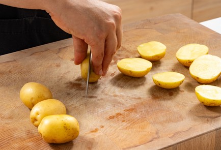Фото шага рецепта Окрошка с сыром и молодой печеной картошкой 186658 шаг 2  