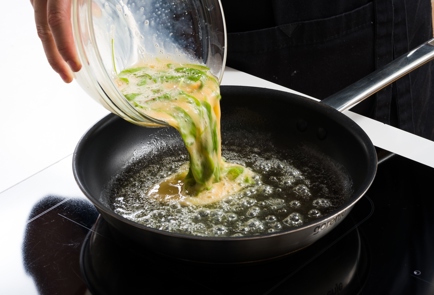 Фото шага рецепта Омлет с микрозеленью и сыром 152516 шаг 6  