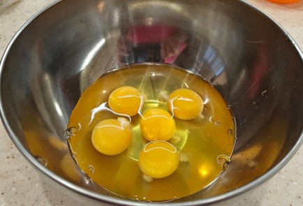 Фото шага рецепта Омлет в духовке с сосисками и цветной капустой 190891 шаг 1