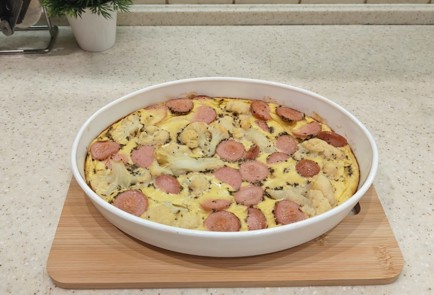 Фото шага рецепта Омлет в духовке с сосисками и цветной капустой 190891 шаг 10