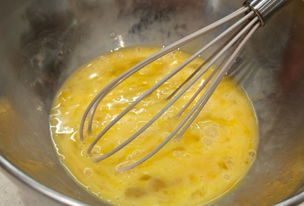 Фото шага рецепта Омлет в духовке с сосисками и цветной капустой 190891 шаг 2