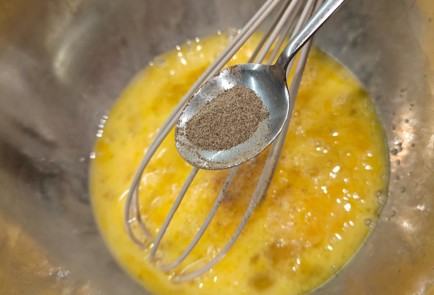 Фото шага рецепта Омлет в духовке с сосисками и цветной капустой 190891 шаг 3