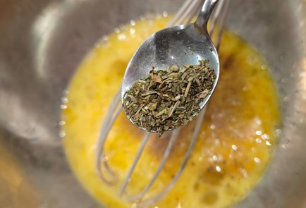 Фото шага рецепта Омлет в духовке с сосисками и цветной капустой 190891 шаг 4