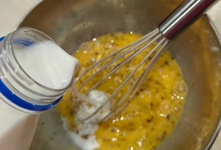 Фото шага рецепта Омлет в духовке с сосисками и цветной капустой 190891 шаг 5