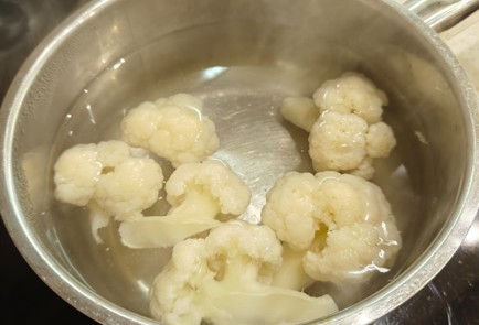 Фото шага рецепта Омлет в духовке с сосисками и цветной капустой 190891 шаг 6