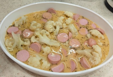 Фото шага рецепта Омлет в духовке с сосисками и цветной капустой 190891 шаг 9