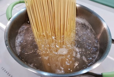 Фото шага рецепта Оригинальные спагетти с беконом 140448 шаг 4  
