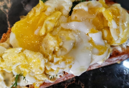 Фото шага рецепта Острая брускетта с перепелиными яйцами 173720 шаг 8  