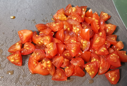 Фото шага рецепта Острая сырная яичница с луком и помидорами 152015 шаг 1  