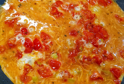 Фото шага рецепта Острая сырная яичница с луком и помидорами 152015 шаг 7  