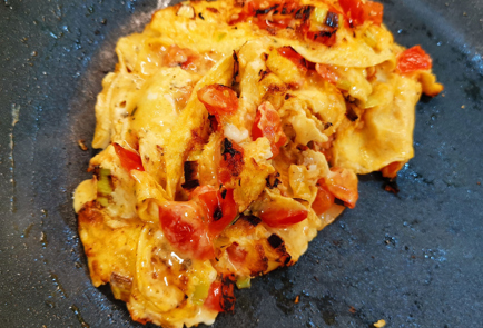 Фото шага рецепта Острая сырная яичница с луком и помидорами 152015 шаг 8  