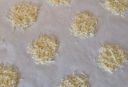 Фото шага рецепта Острые хрустящие чипсы из сыра 152367 шаг 1  