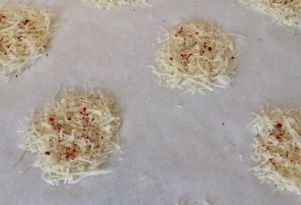 Фото шага рецепта Острые хрустящие чипсы из сыра 152367 шаг 2  