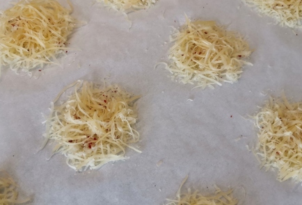 Фото шага рецепта Острые хрустящие чипсы из сыра 152367 шаг 3  