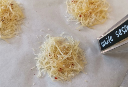 Фото шага рецепта Острые хрустящие чипсы из сыра 152367 шаг 4  