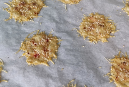Фото шага рецепта Острые хрустящие чипсы из сыра 152367 шаг 5  