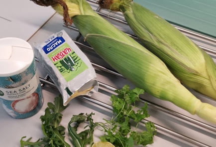 Фото шага рецепта Отварная кукуруза со сливочным маслом и зеленью 174658 шаг 1  