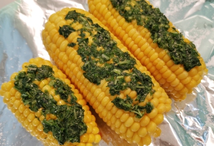 Фото шага рецепта Отварная кукуруза со сливочным маслом и зеленью 174658 шаг 10  