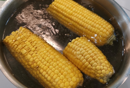 Фото шага рецепта Отварная кукуруза со сливочным маслом и зеленью 174658 шаг 4  