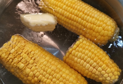 Фото шага рецепта Отварная кукуруза со сливочным маслом и зеленью 174658 шаг 5  