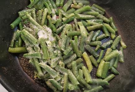 Чтобы приготовить овощное рагу с баклажанами, кабачками и колбасой, нужны: