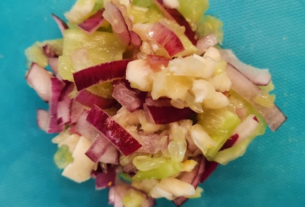 Фото шага рецепта Овощной салат с микрозеленью 173430 шаг 4  