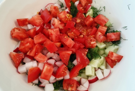 Фото шага рецепта Овощной салат с сыром сулугуни 186401 шаг 6  