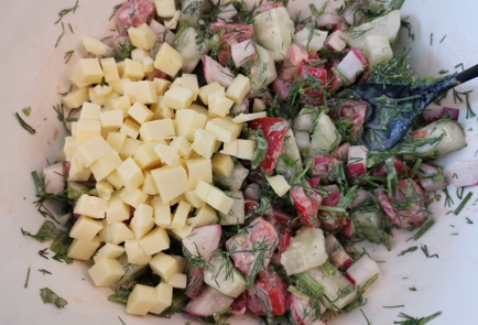 Фото шага рецепта Овощной салат с сыром сулугуни 186401 шаг 9  