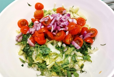 Фото шага рецепта Овощной салат с тунцом и микрозеленью 140180 шаг 10  