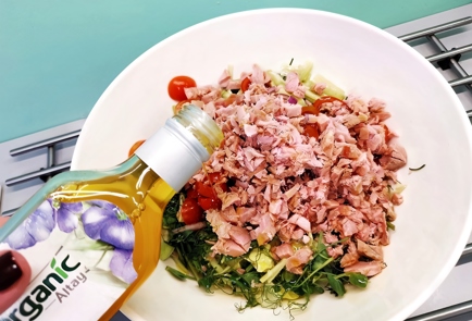 Фото шага рецепта Овощной салат с тунцом и микрозеленью 140180 шаг 13  