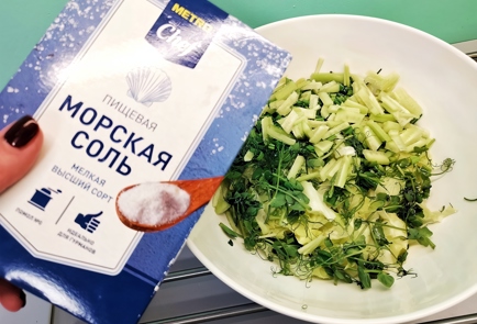 Фото шага рецепта Овощной салат с тунцом и микрозеленью 140180 шаг 6  
