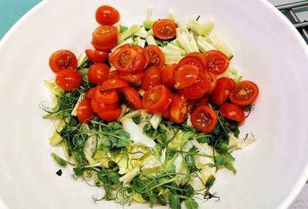 Фото шага рецепта Овощной салат с тунцом и микрозеленью 140180 шаг 8  