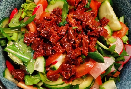Фото шага рецепта Овощной салат с вялеными томатами 173334 шаг 7  