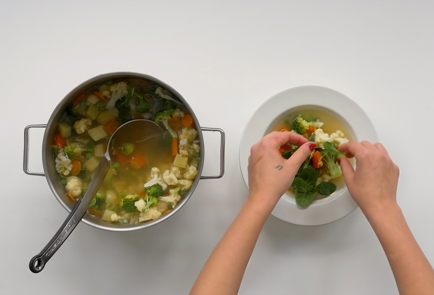 Простой суп с фрикадельками и овощной смесью
