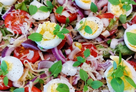 Фото шага рецепта Овощной салат с печенью трески и перепелиными яйцами 152905 шаг 10  