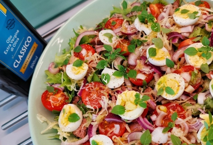 Фото шага рецепта Овощной салат с печенью трески и перепелиными яйцами 152905 шаг 11  