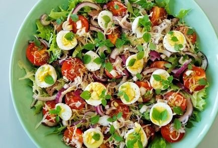 Фото шага рецепта Овощной салат с печенью трески и перепелиными яйцами 152905 шаг 12  
