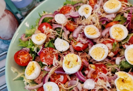 Фото шага рецепта Овощной салат с печенью трески и перепелиными яйцами 152905 шаг 9  