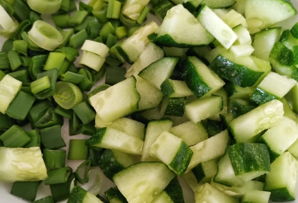 Фото шага рецепта Овощной салат с редисом и тархуном 152324 шаг 2  
